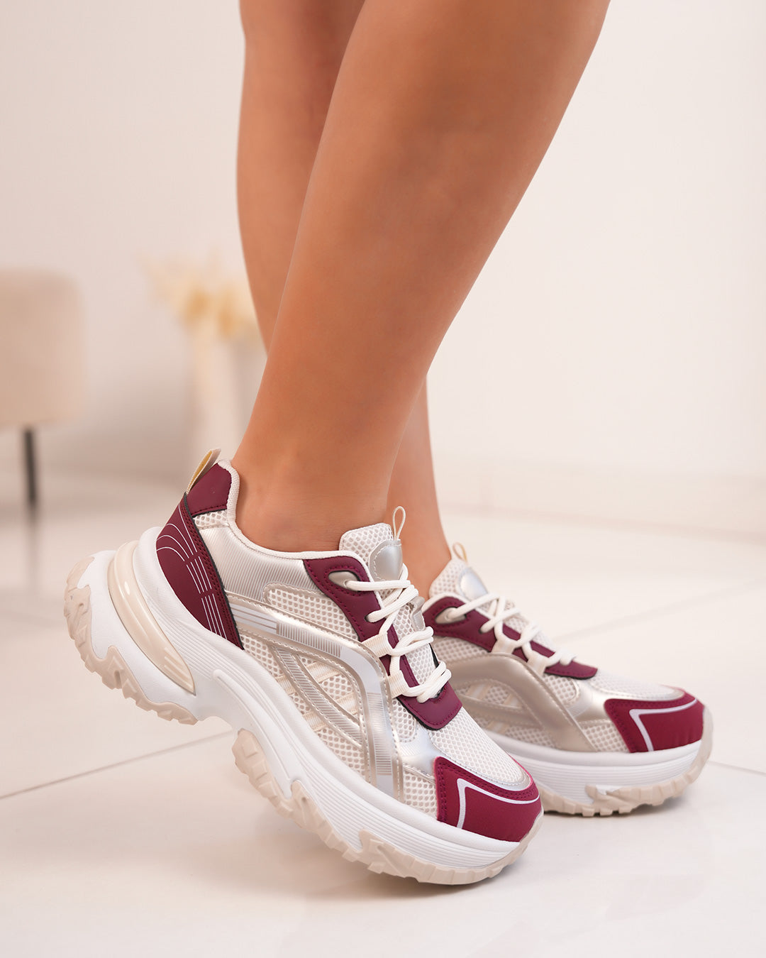 Basket blanche et bordeaux femme avec détails dorés et semelle épaisse