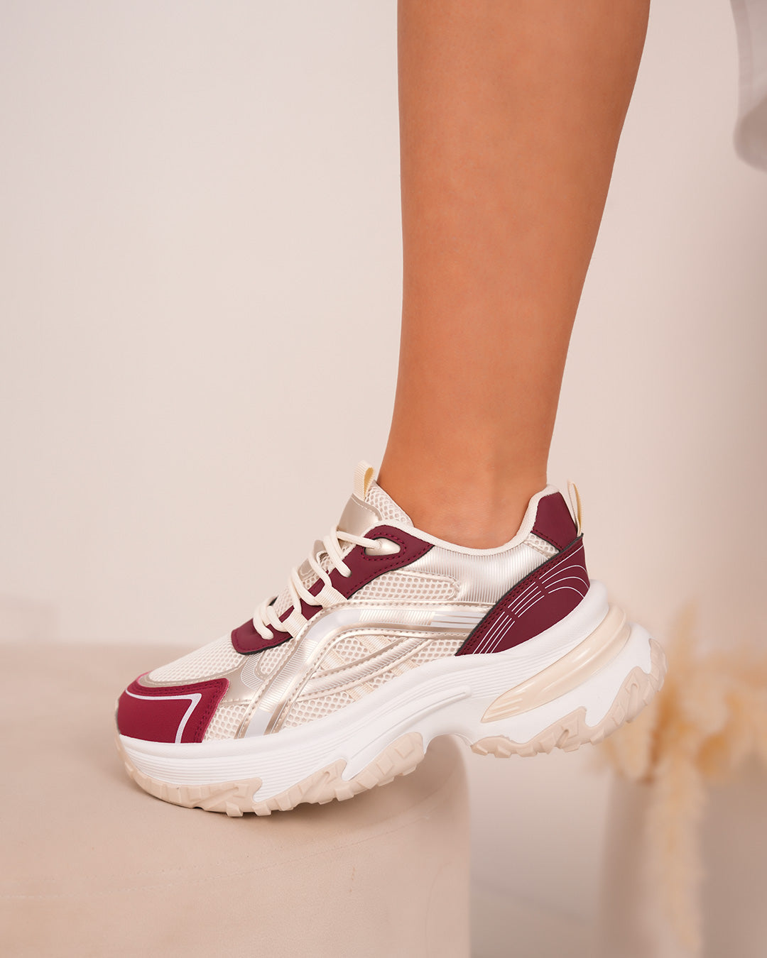 Basket blanche et bordeaux femme avec détails dorés et semelle épaisse