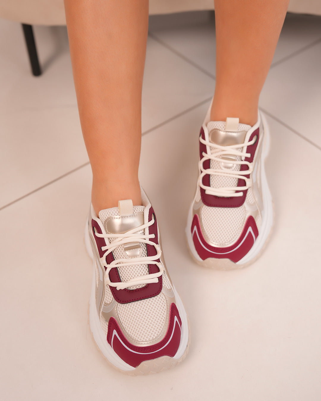 Basket blanche et bordeaux femme avec détails dorés et semelle épaisse