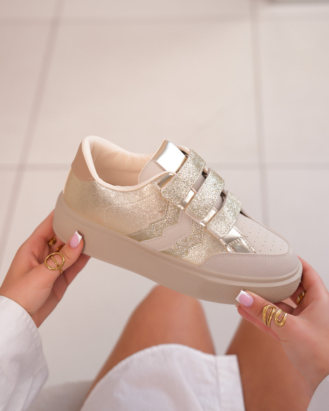 Basket dorée femme avec scratch pailletés et empiècements irisés