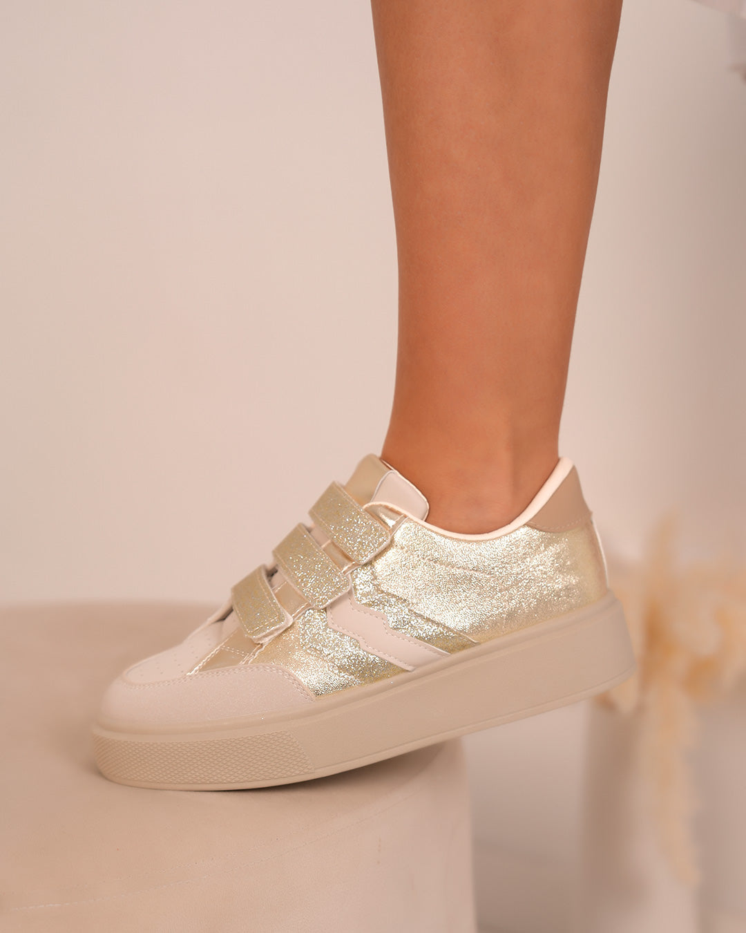 Basket dorée femme avec scratch pailletés et empiècements irisés