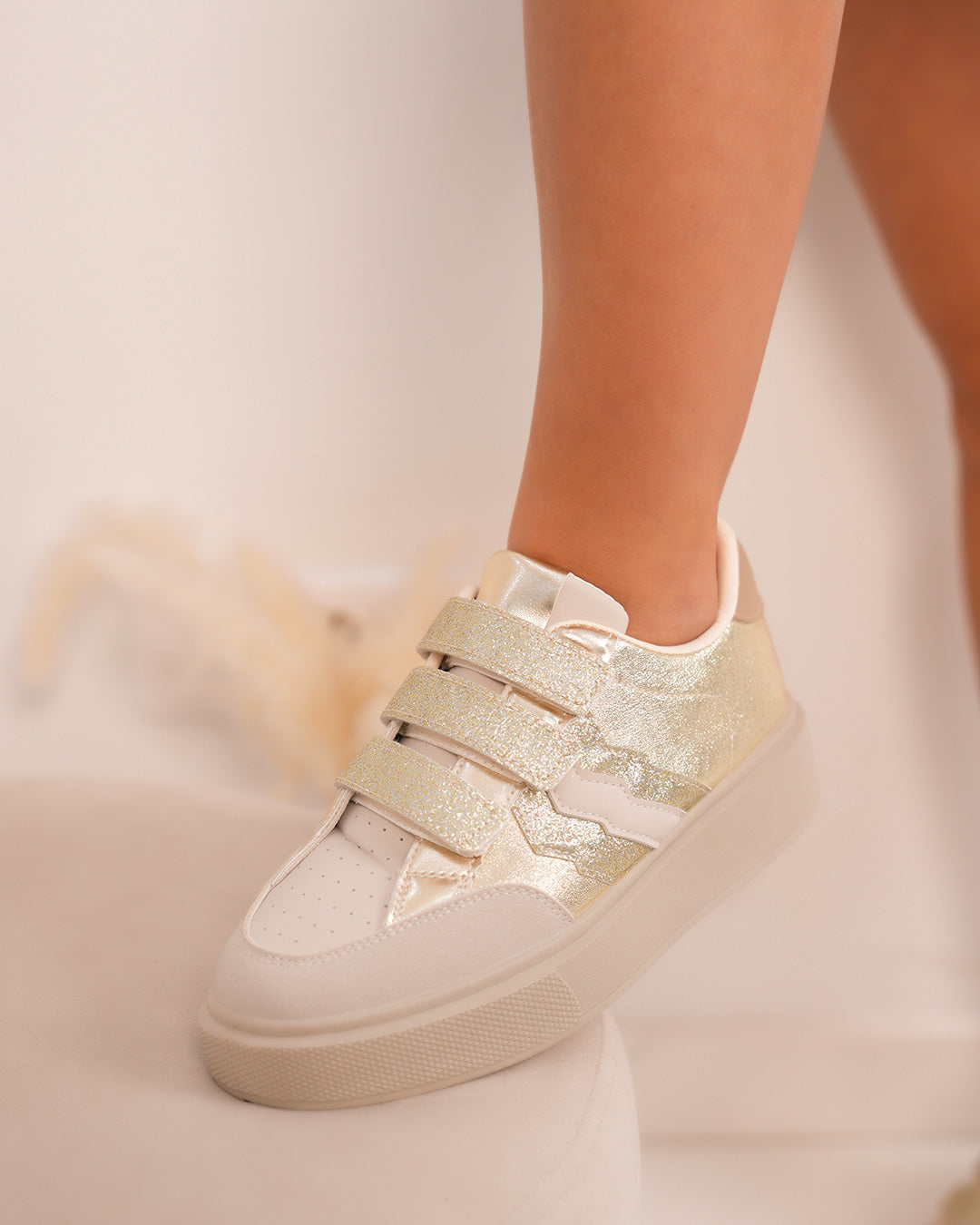 Basket dorée femme avec scratch pailletés et empiècements irisés