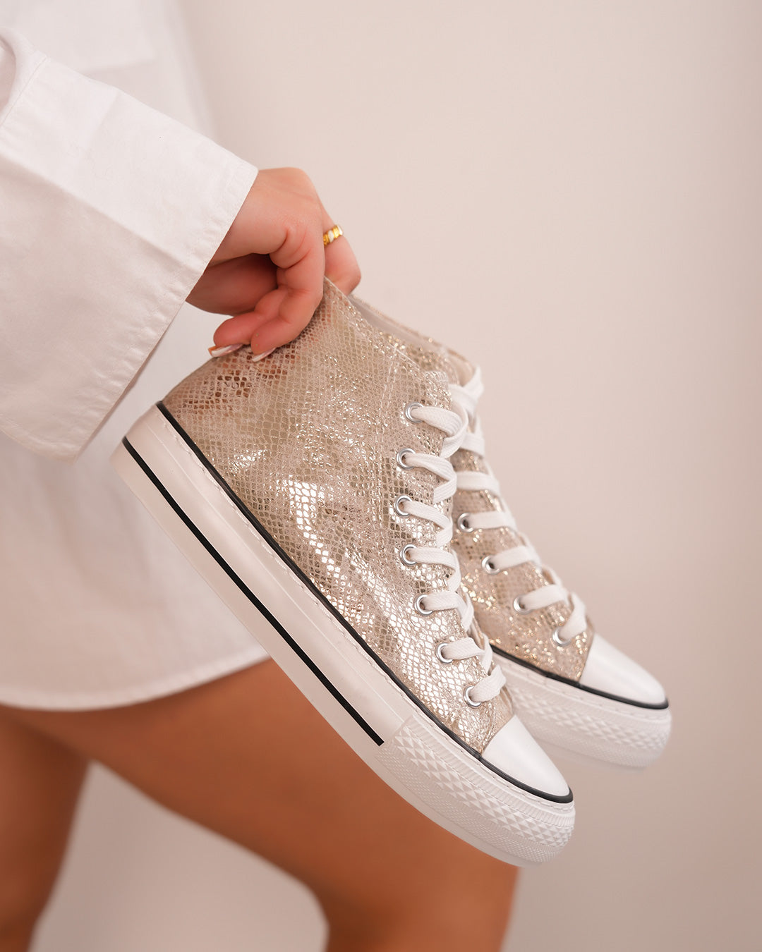 Basket montante gold femme avec toile texturée et semelle plate