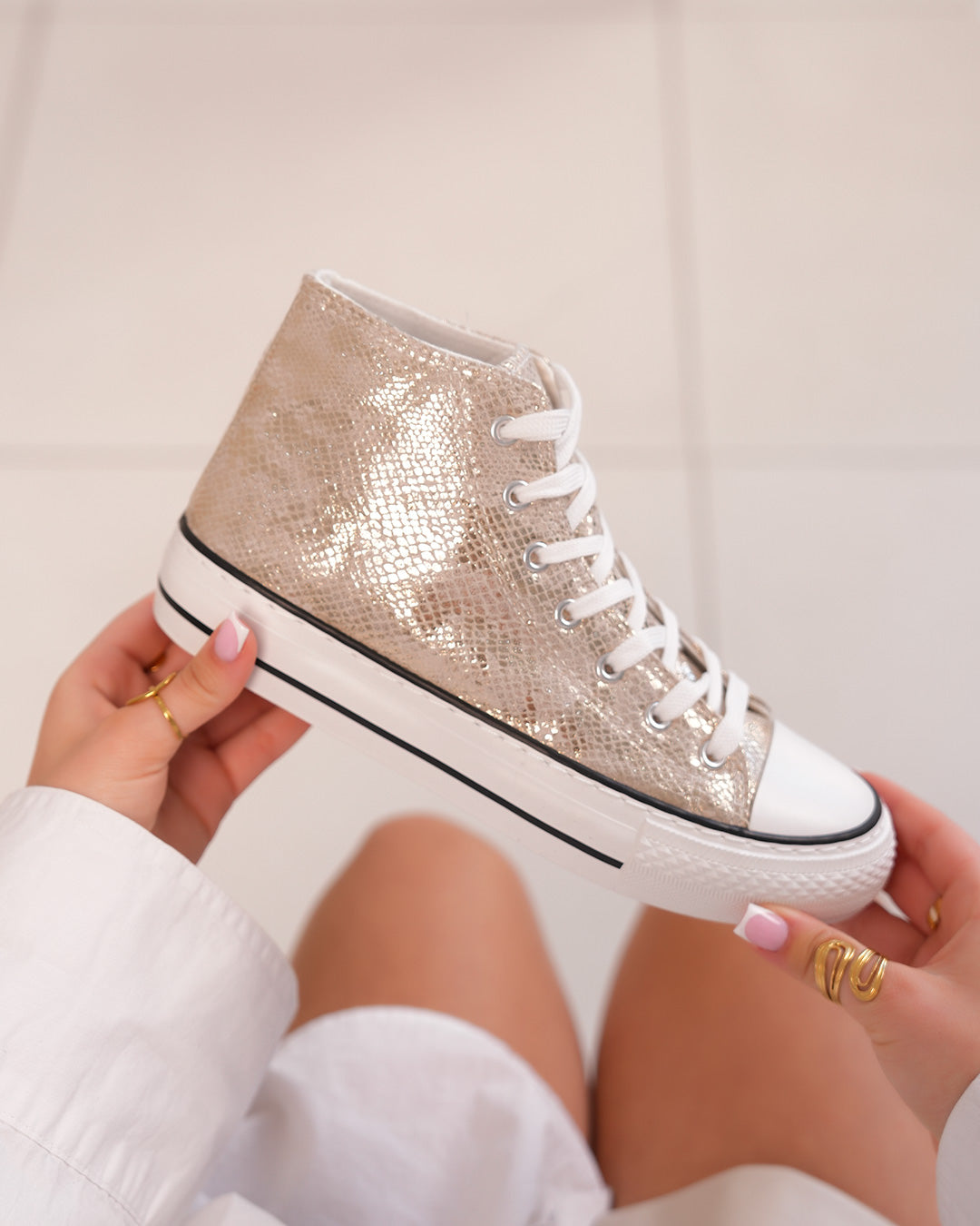 Basket montante gold femme avec toile texturée et semelle plate