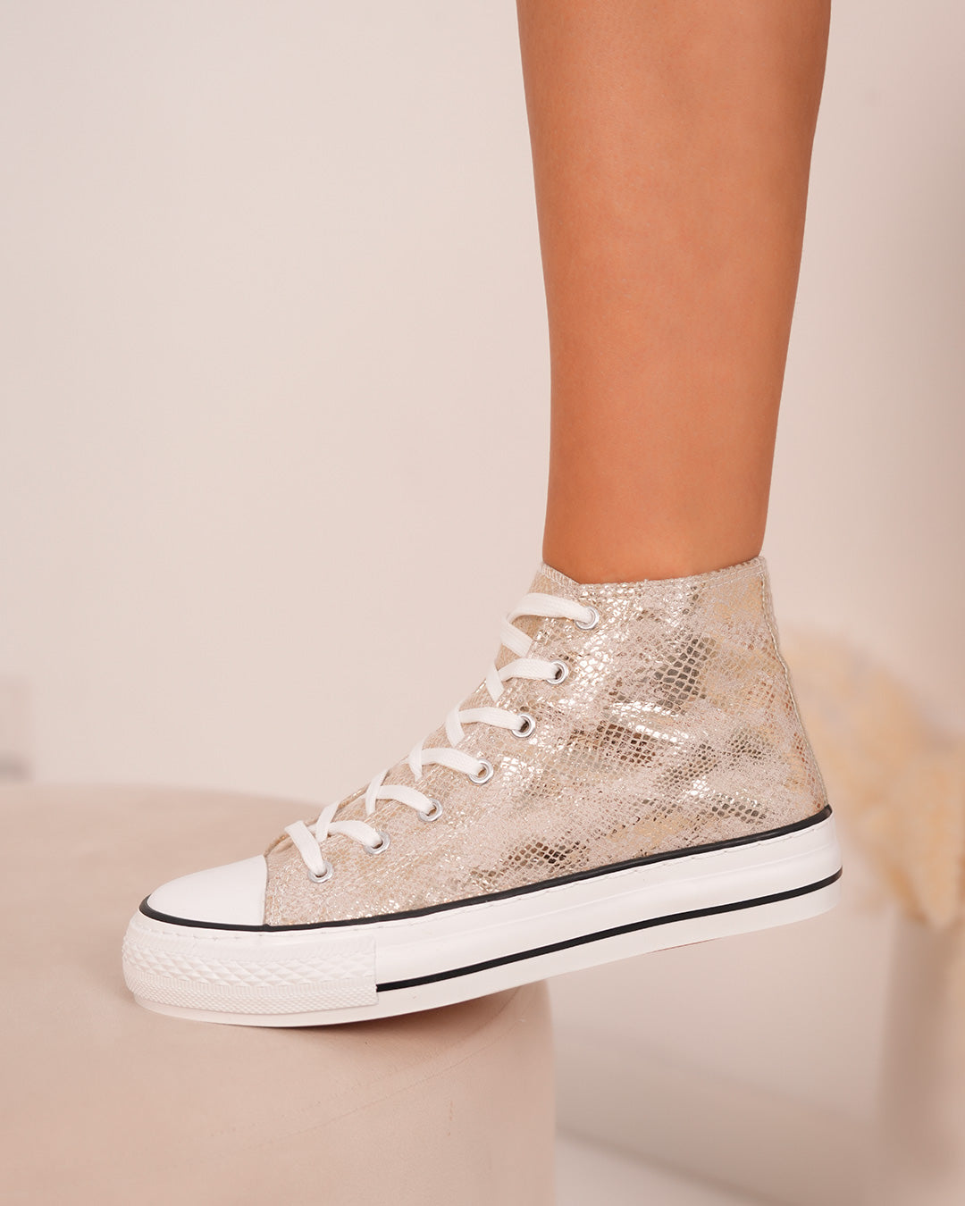 Basket montante gold femme avec toile texturée et semelle plate