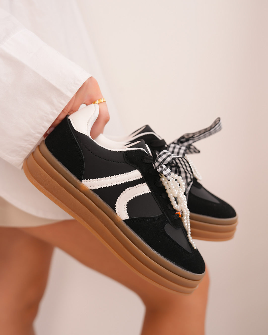 Basket noire femme avec triple semelle marron et lacets originaux