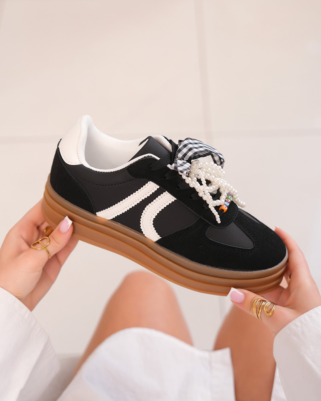 Basket noire femme avec triple semelle marron et lacets originaux