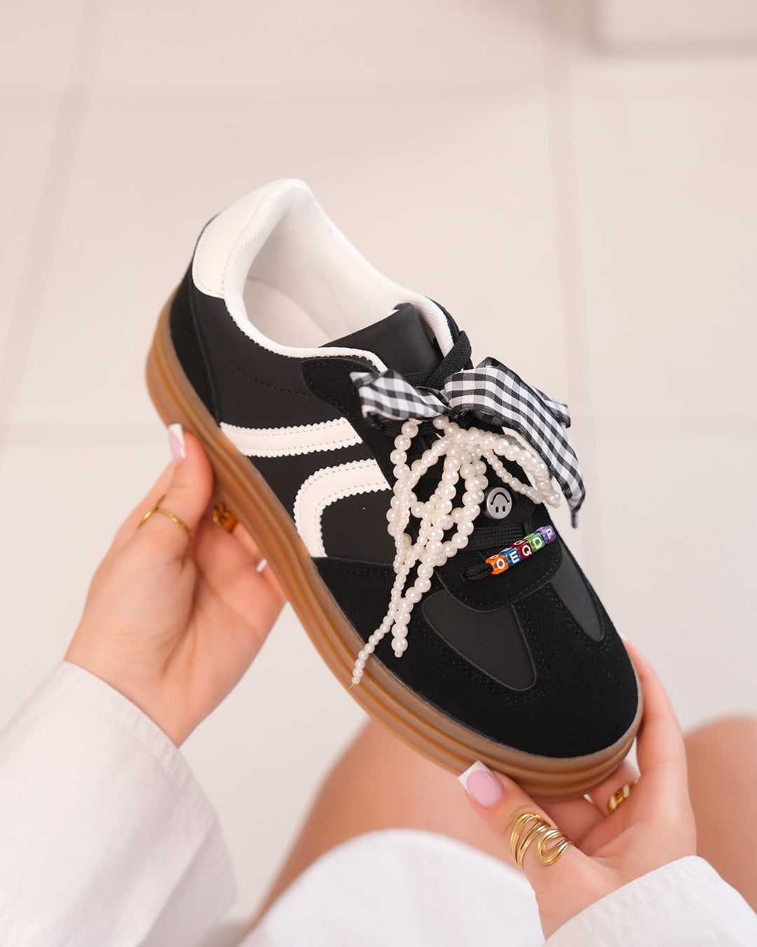 Basket noire femme avec triple semelle marron et lacets originaux