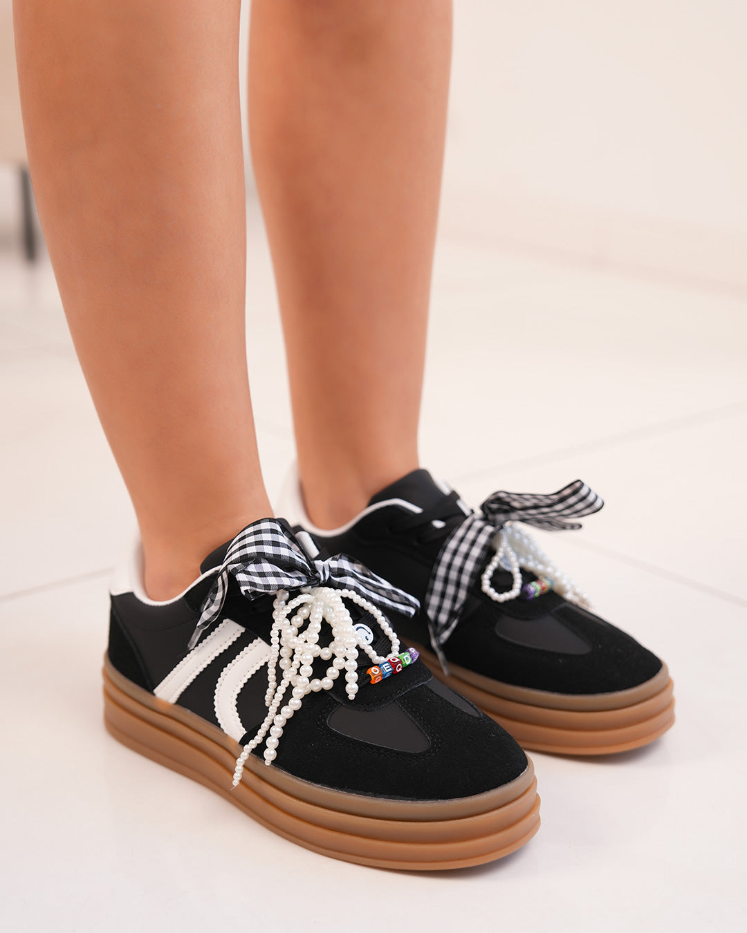 Basket noire femme avec triple semelle marron et lacets originaux