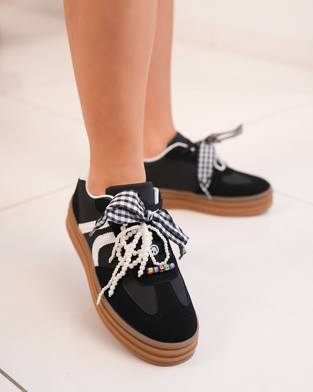 Basket noire femme avec triple semelle marron et lacets originaux