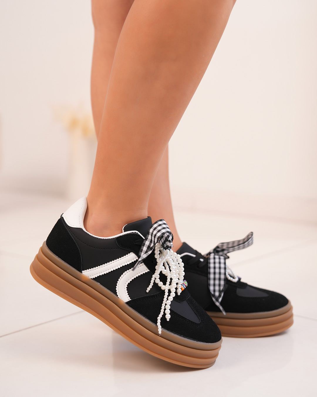 Basket noire femme avec triple semelle marron et lacets originaux