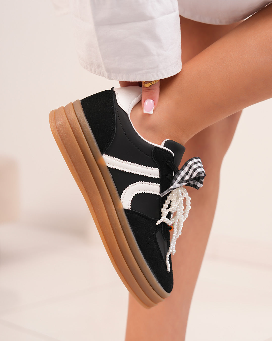 Basket noire femme avec triple semelle marron et lacets originaux
