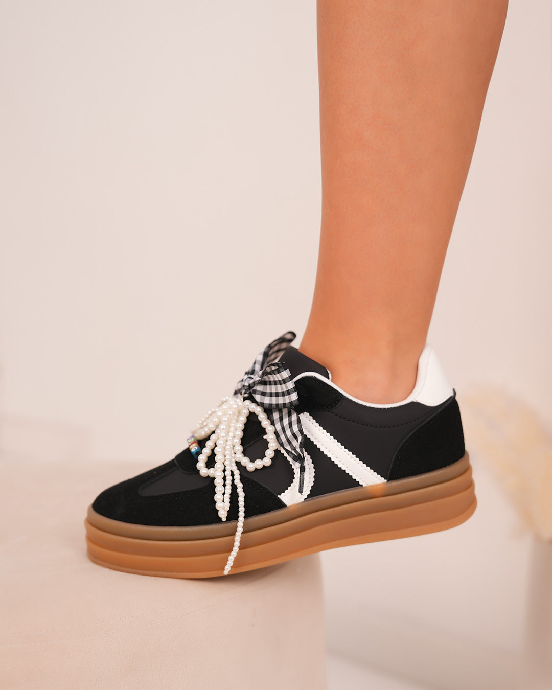 Basket noire femme avec triple semelle marron et lacets originaux