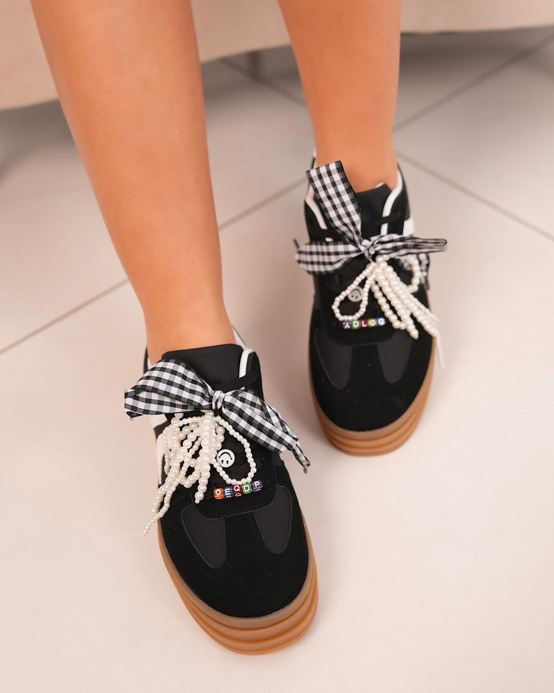 Basket noire femme avec triple semelle marron et lacets originaux