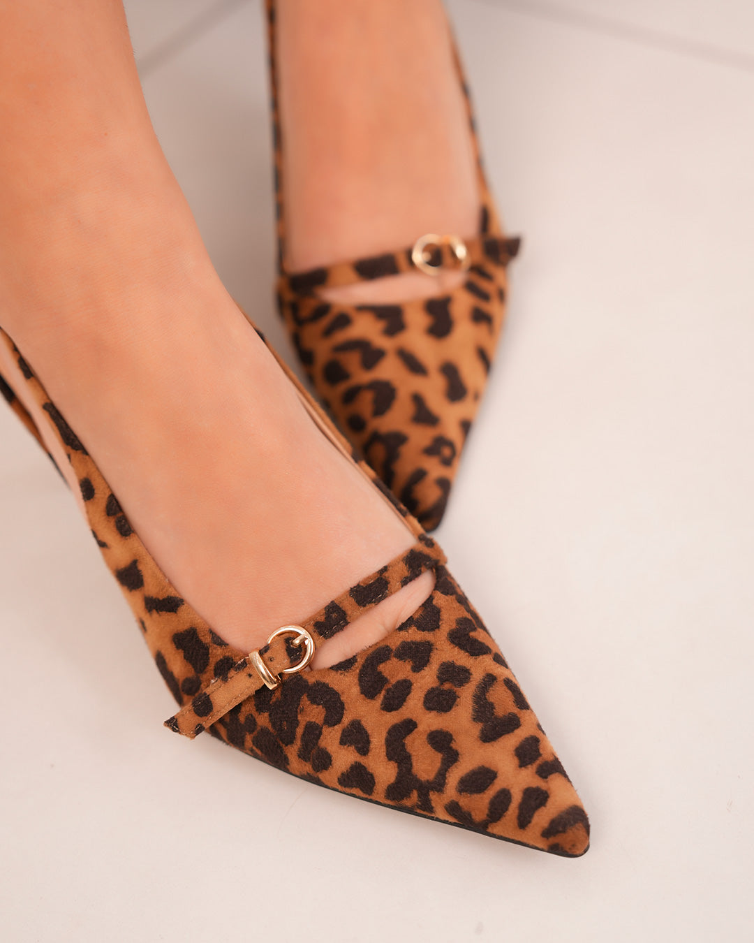 Escarpins femme motif léopard avec bride fine et boucle dorée – Talon 4 cm