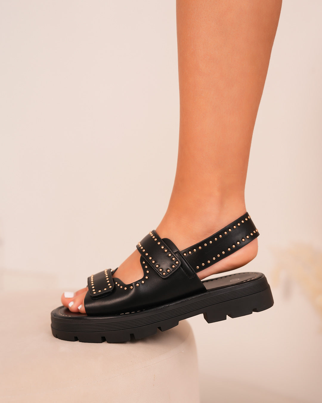 Sandales noires en similicuir avec clous dorés et semelle crantée