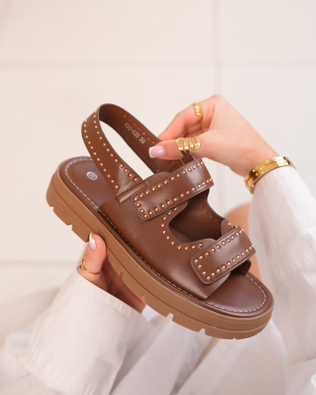 Sandales femme marron en similicuir avec clous dorés et semelle crantée