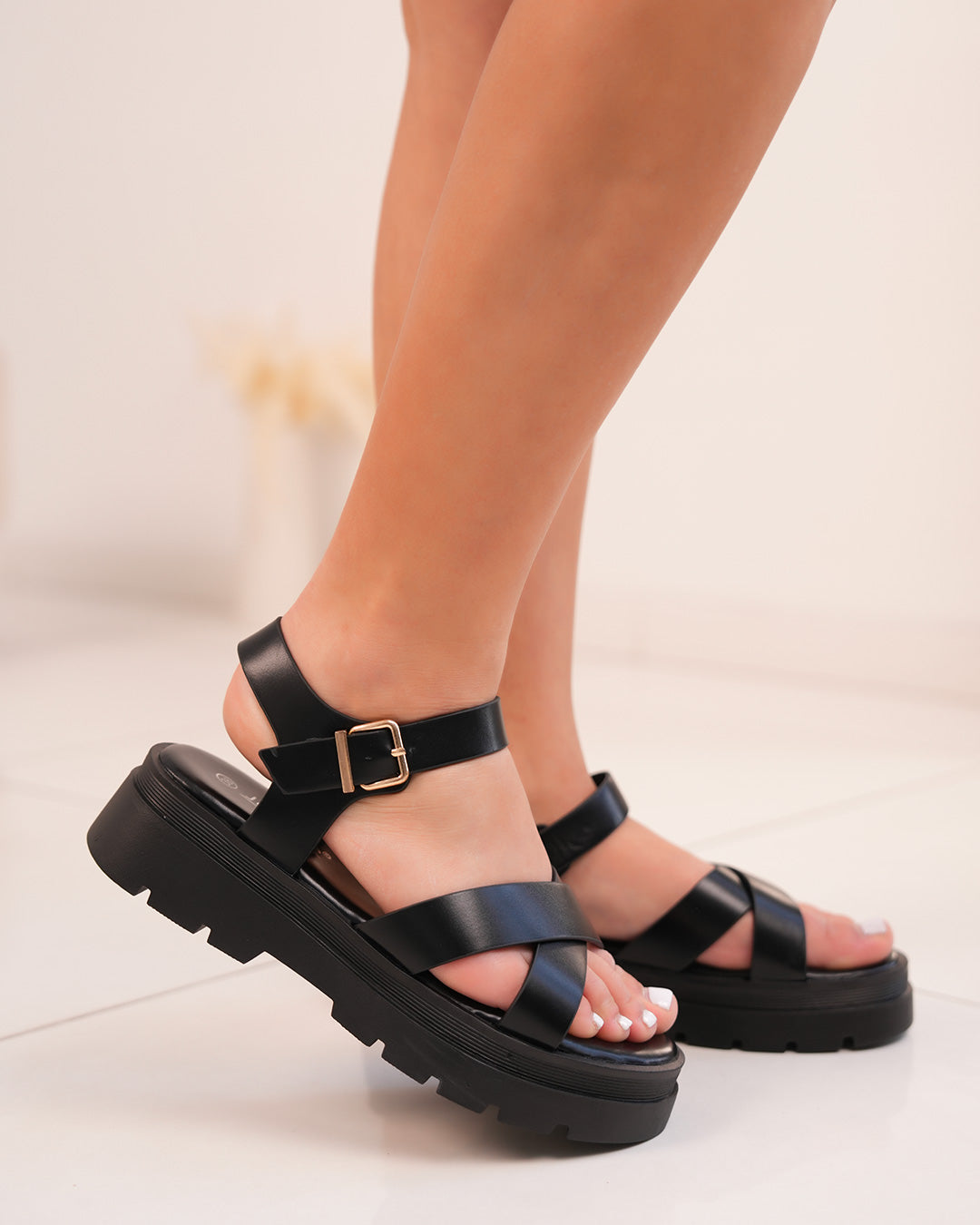 Sandales femme noires en similicuir avec brides croisées et semelle crantée