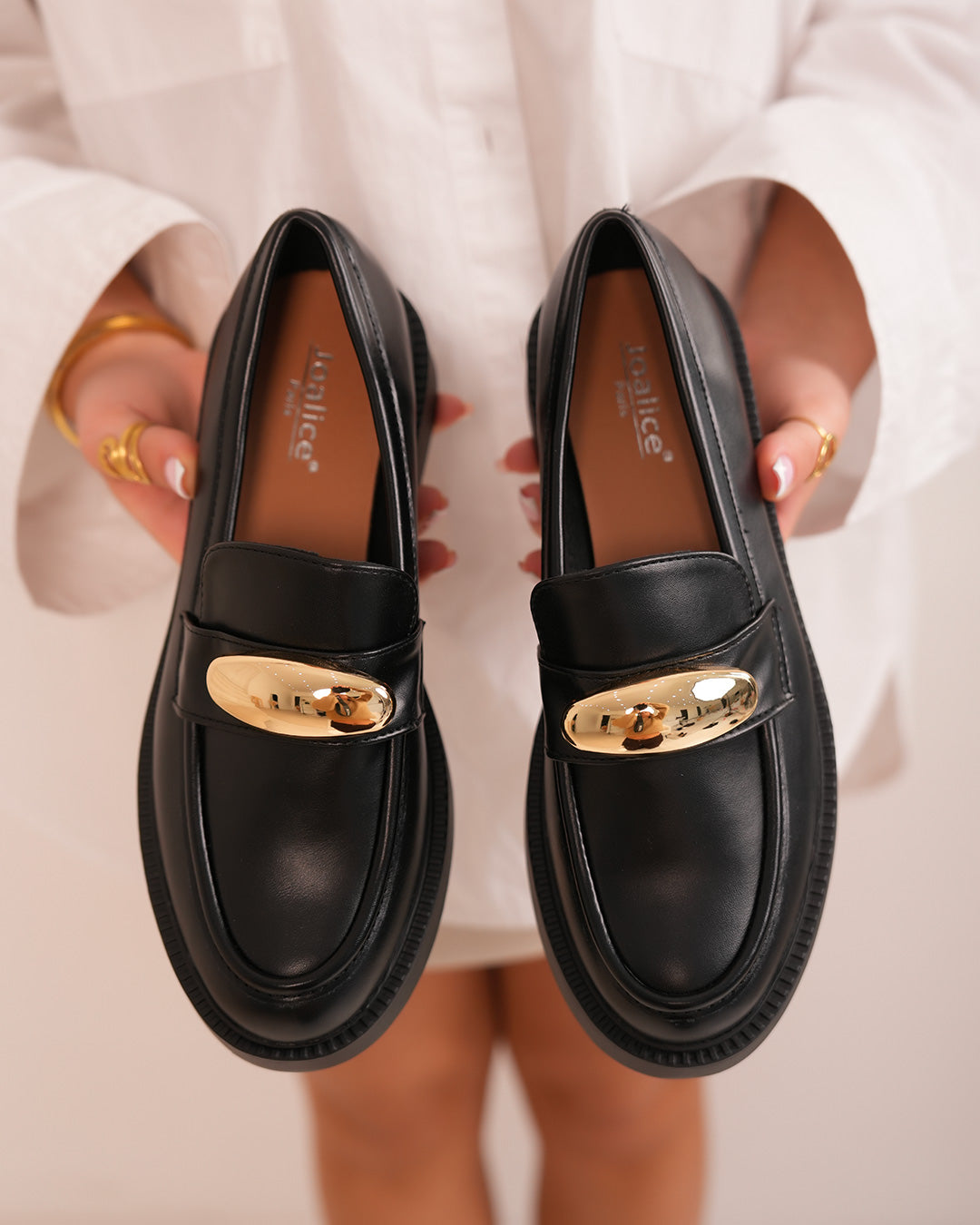 Mocassins femme noirs avec bijou doré et talon léger