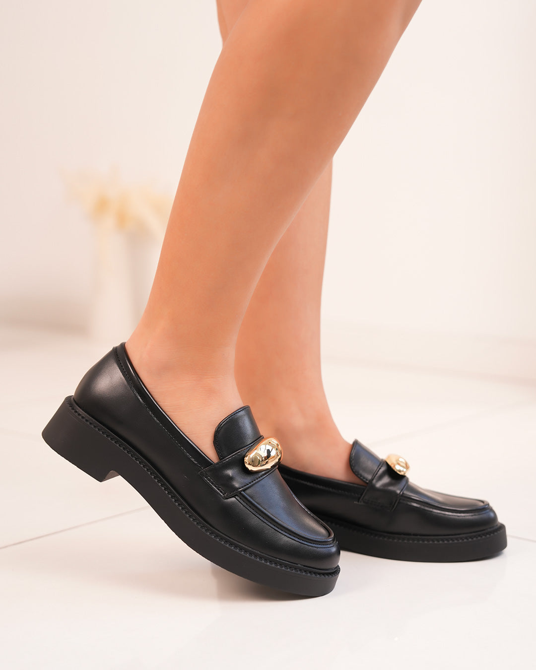Mocassins femme noirs avec bijou doré et talon léger