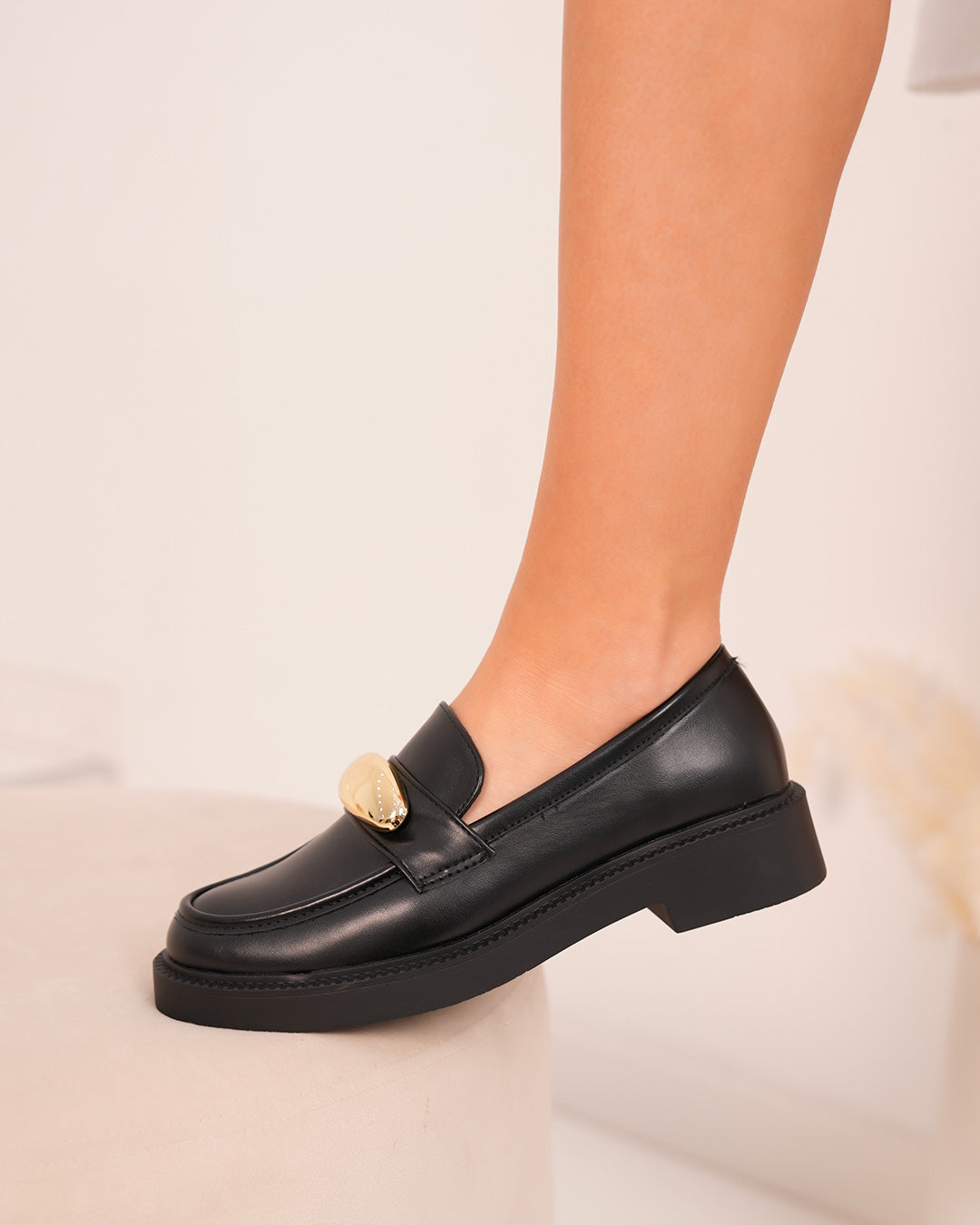 Mocassins femme noirs avec bijou doré et talon léger