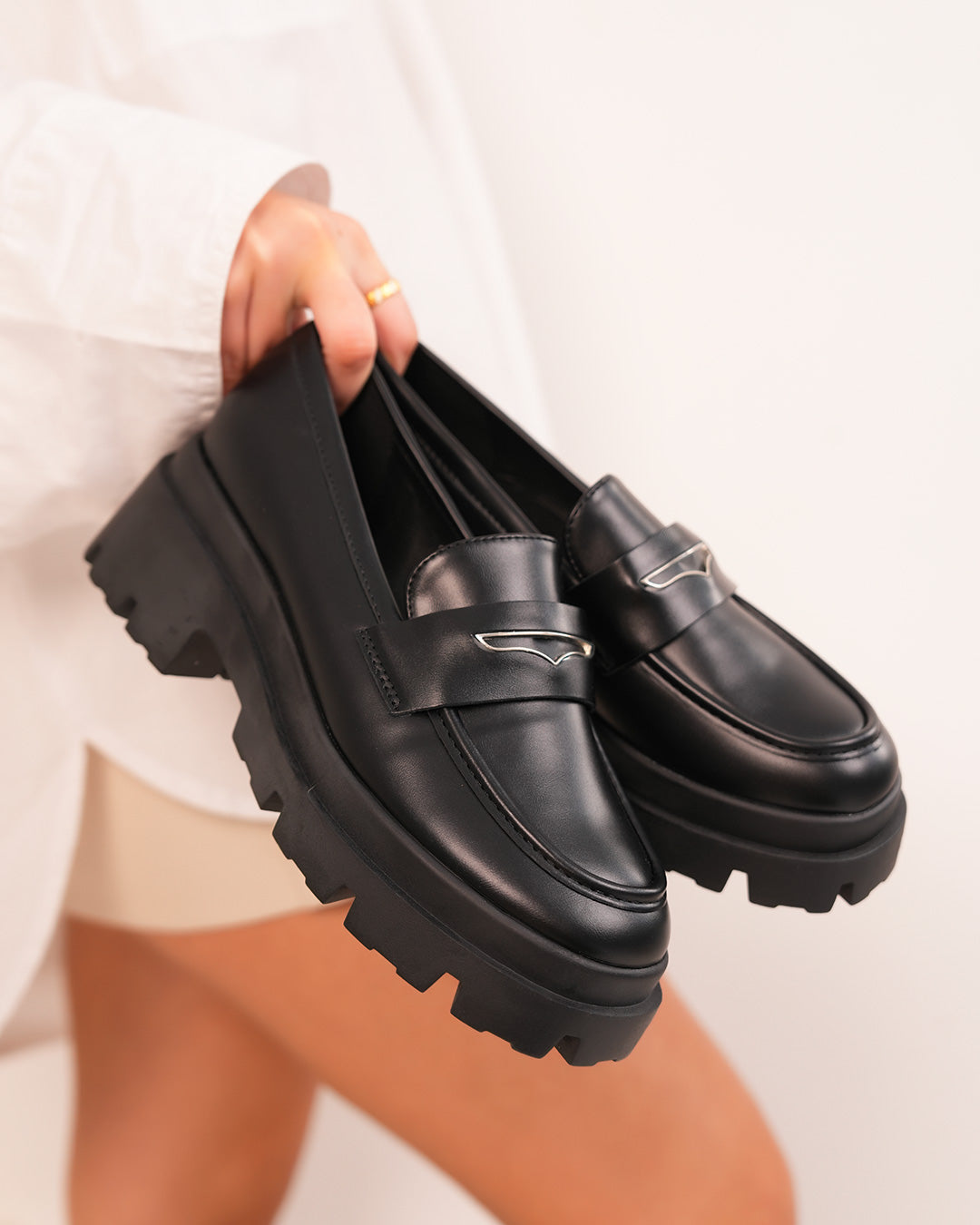 Mocassins femme noirs avec détail argenté et semelle crantée