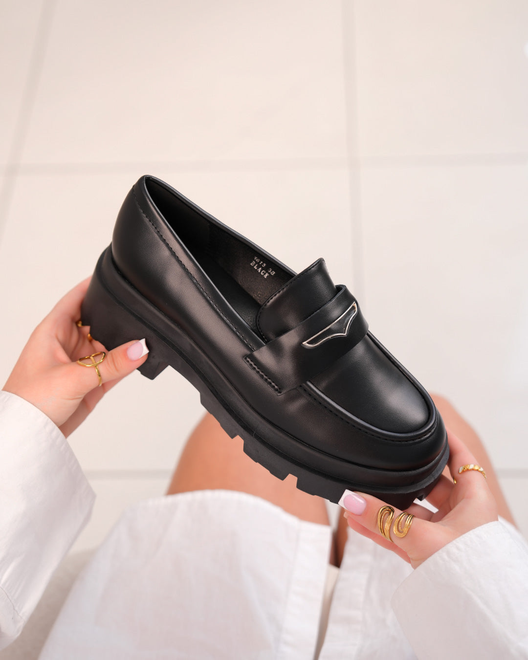 Mocassins femme noirs avec détail argenté et semelle crantée