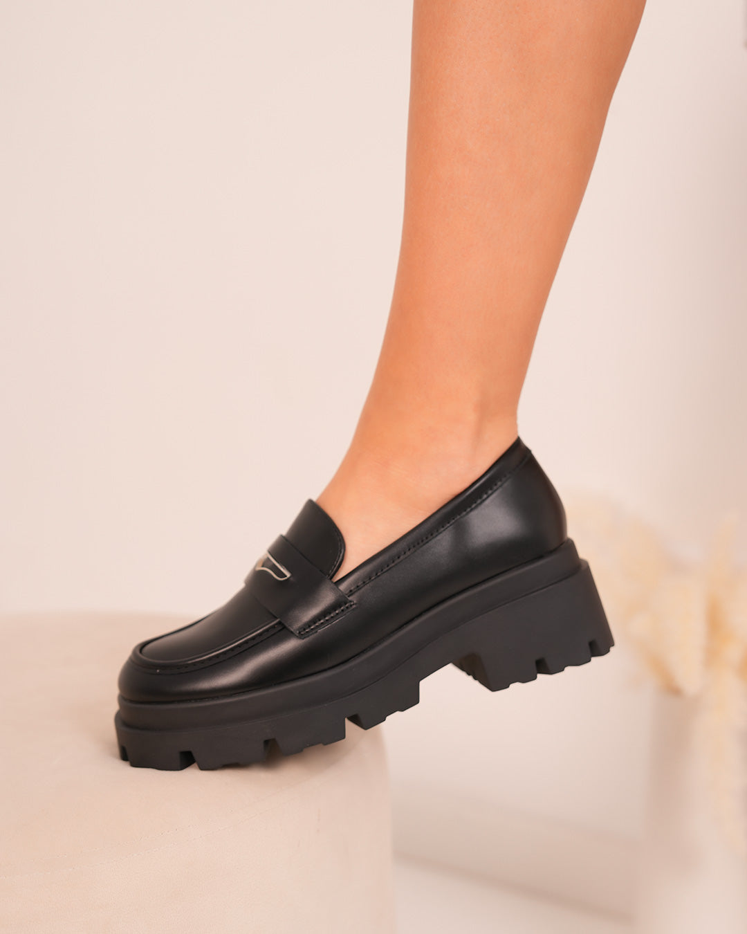 Mocassins femme noirs avec détail argenté et semelle crantée