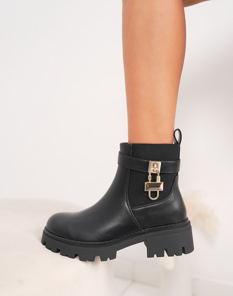 Bottines femme noires style chelsea à semelle crantée et détail cadenas doré