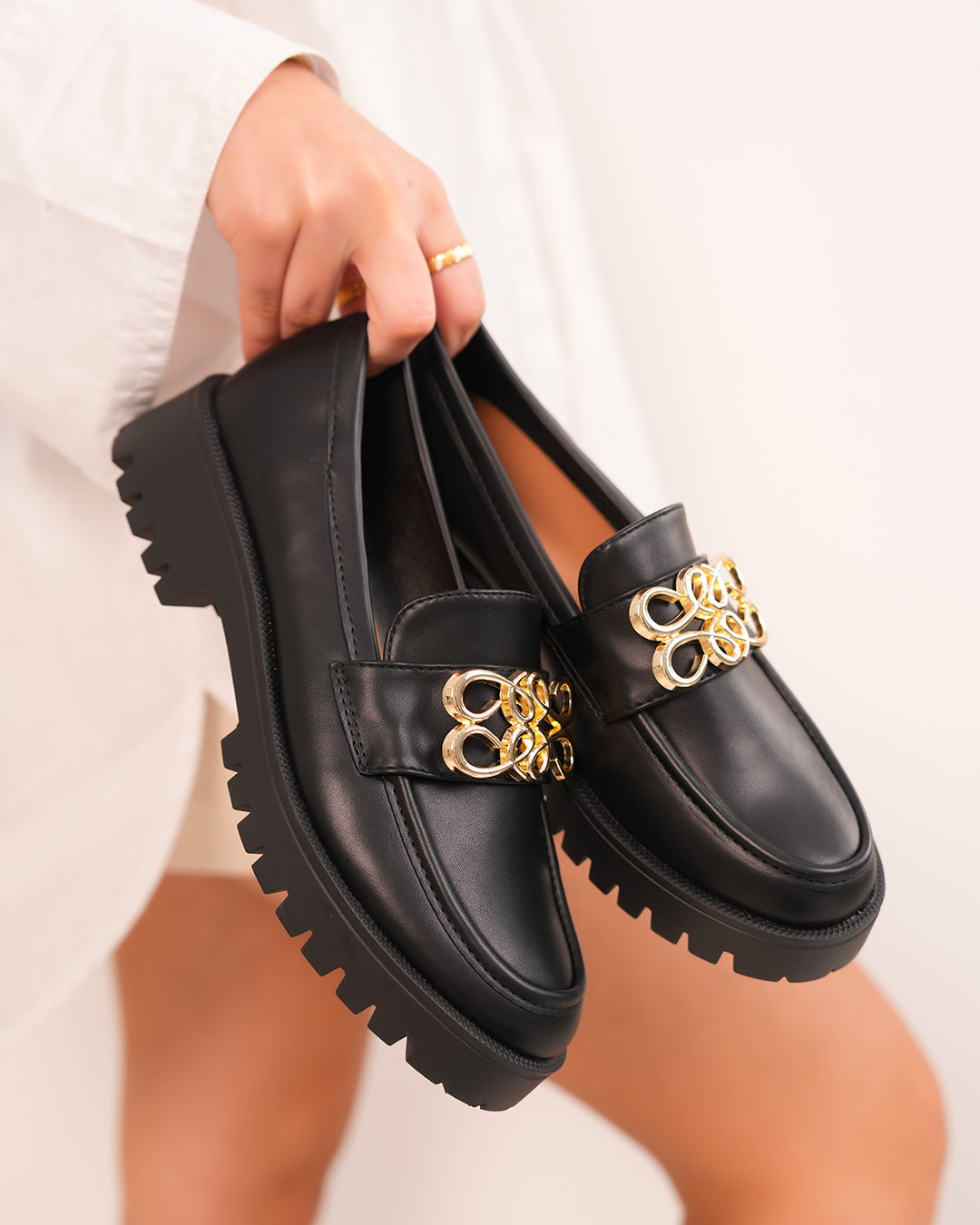 Mocassins femme noirs avec motif doré et semelle crantée