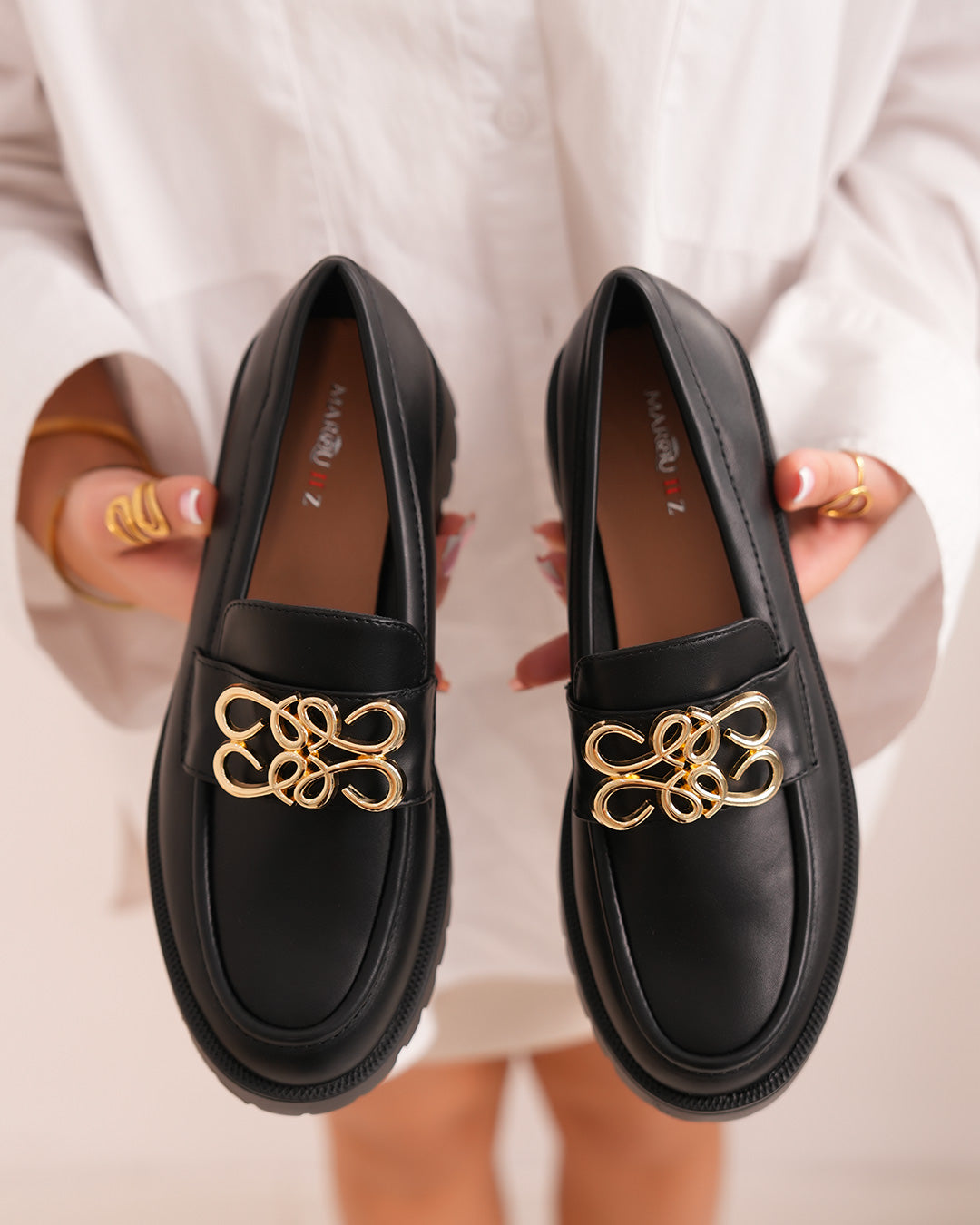 Mocassins femme noirs avec motif doré et semelle crantée