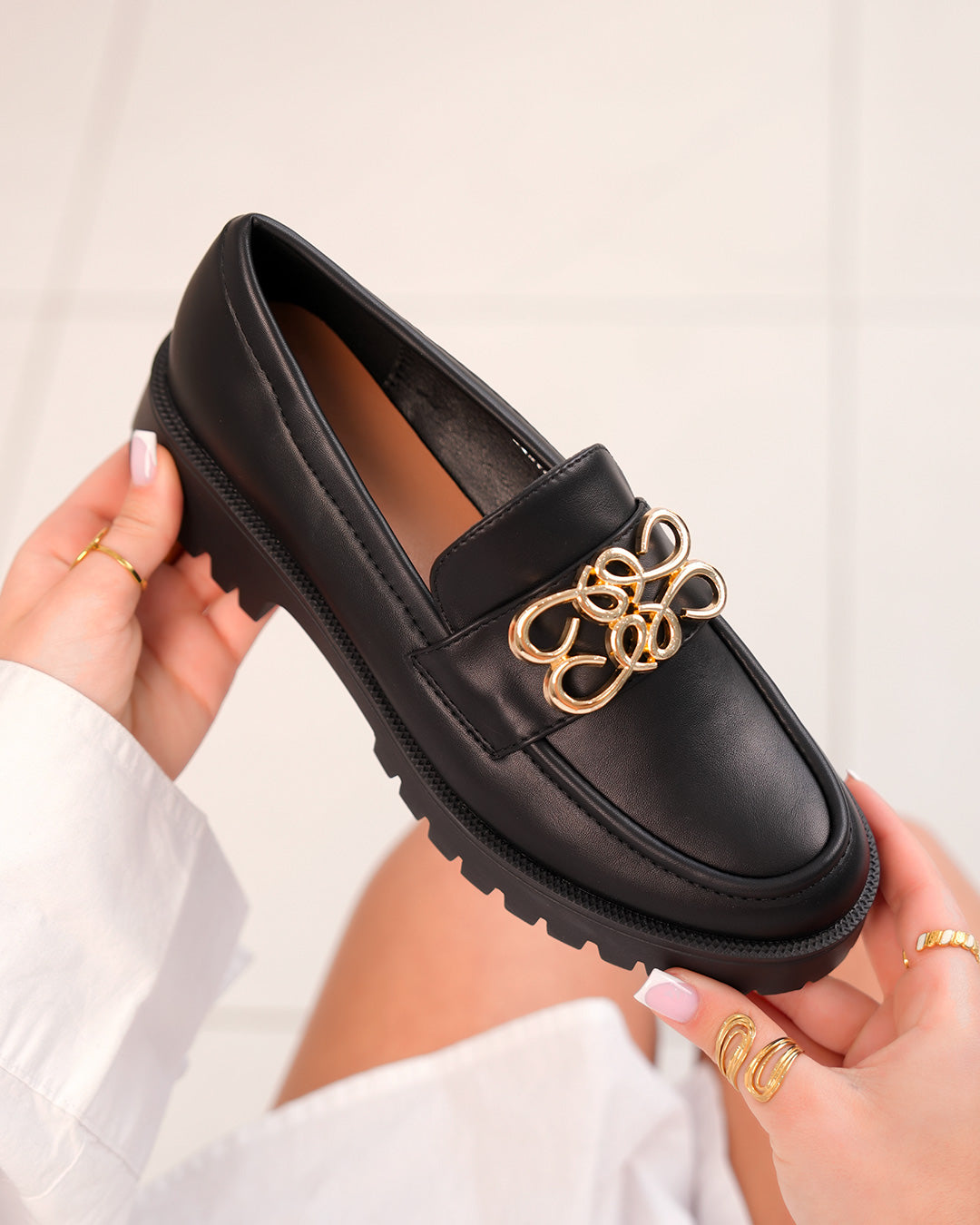 Mocassins femme noirs avec motif doré et semelle crantée