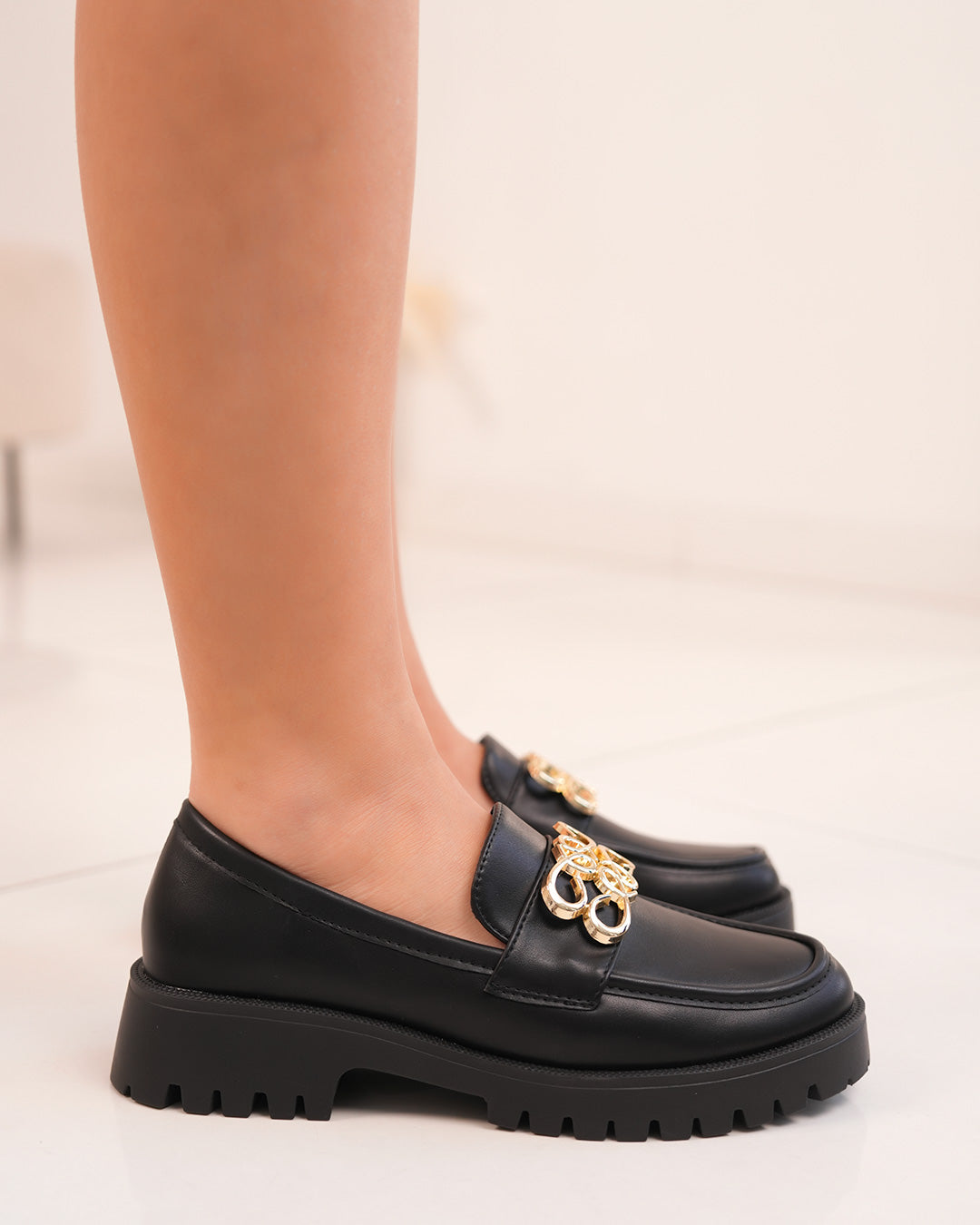 Mocassins femme noirs avec motif doré et semelle crantée