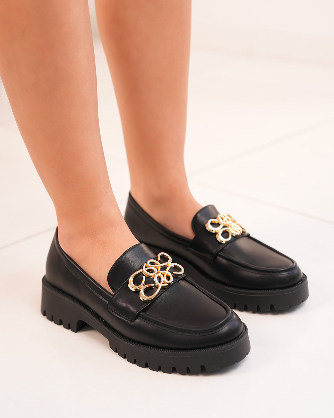 Mocassins femme noirs avec motif doré et semelle crantée