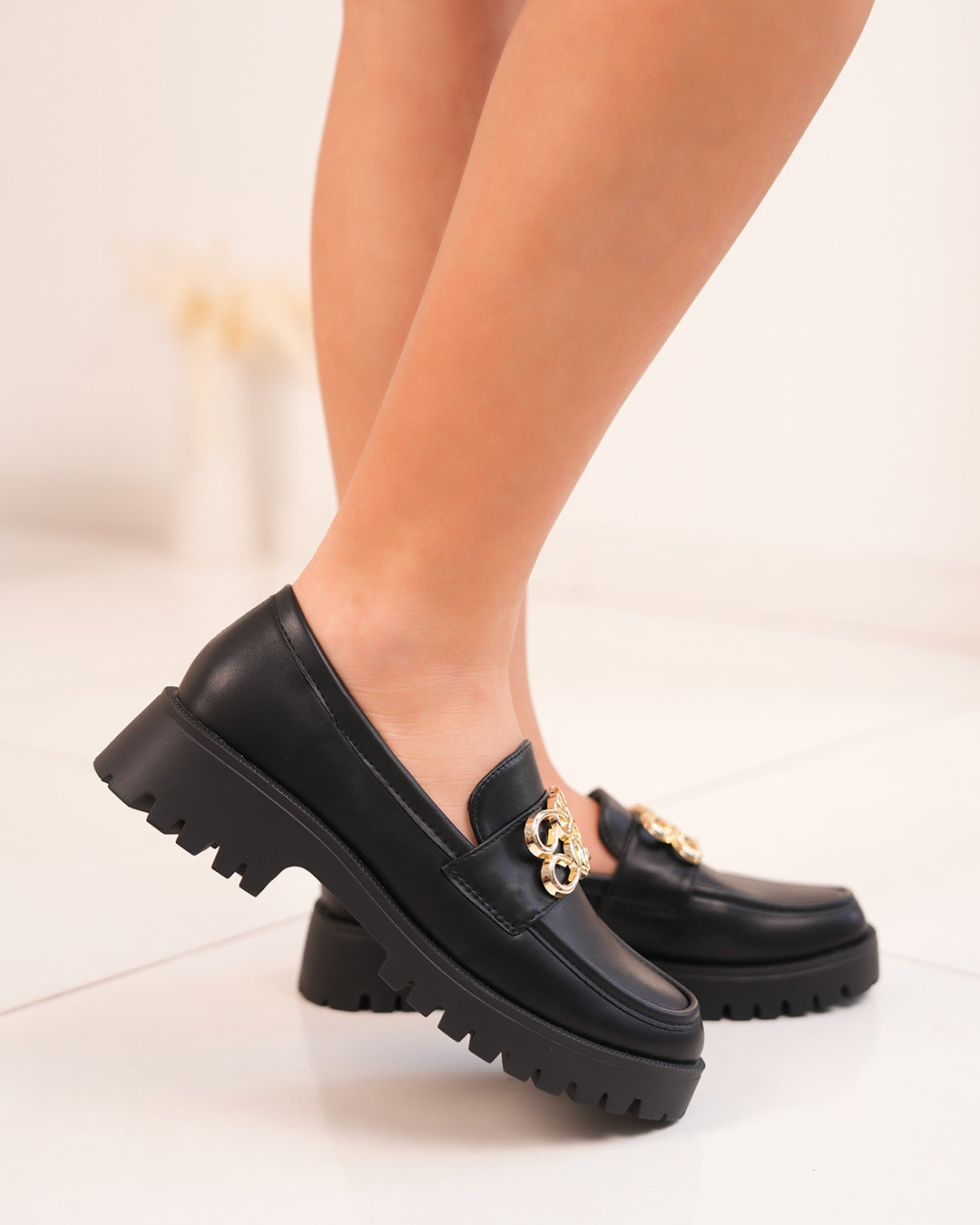 Mocassins femme noirs avec motif doré et semelle crantée