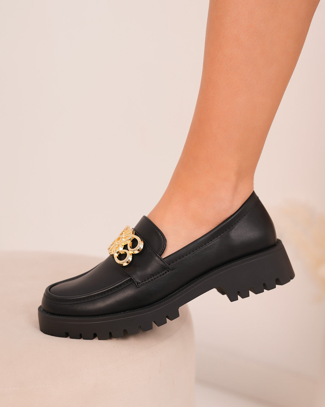 Mocassins femme noirs avec motif doré et semelle crantée
