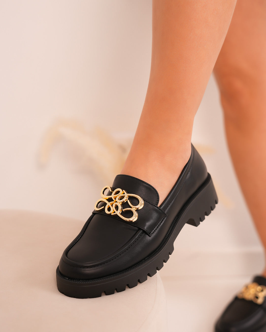 Mocassins femme noirs avec motif doré et semelle crantée