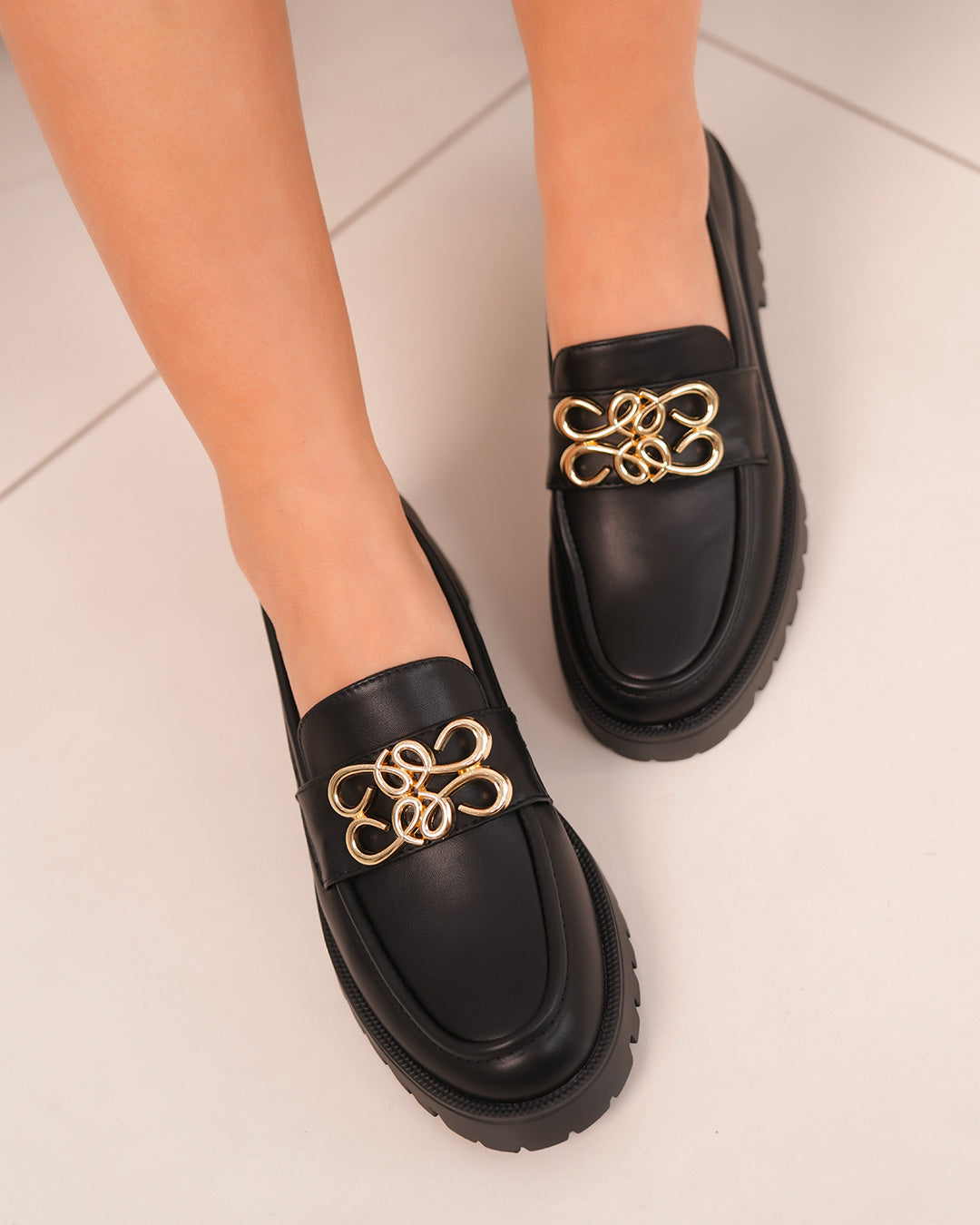Mocassins femme noirs avec motif doré et semelle crantée
