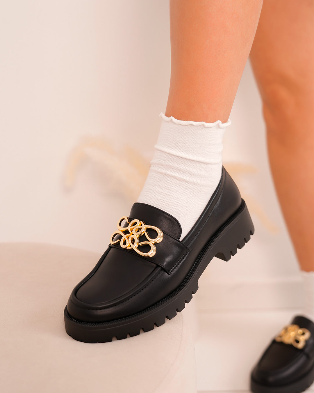 Mocassins femme noirs avec motif doré et semelle crantée