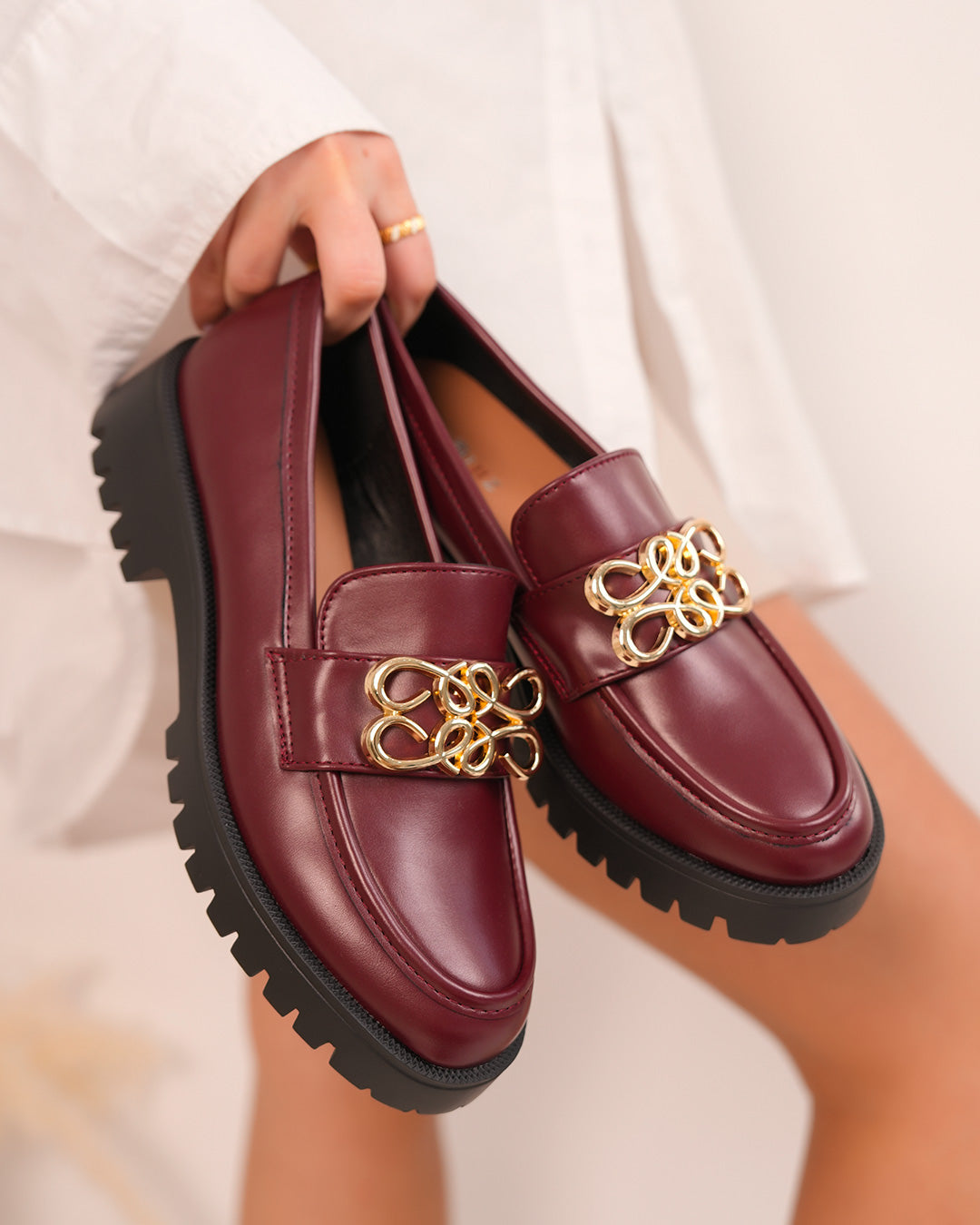 Mocassins femme bordeaux avec détail doré et semelle crantée