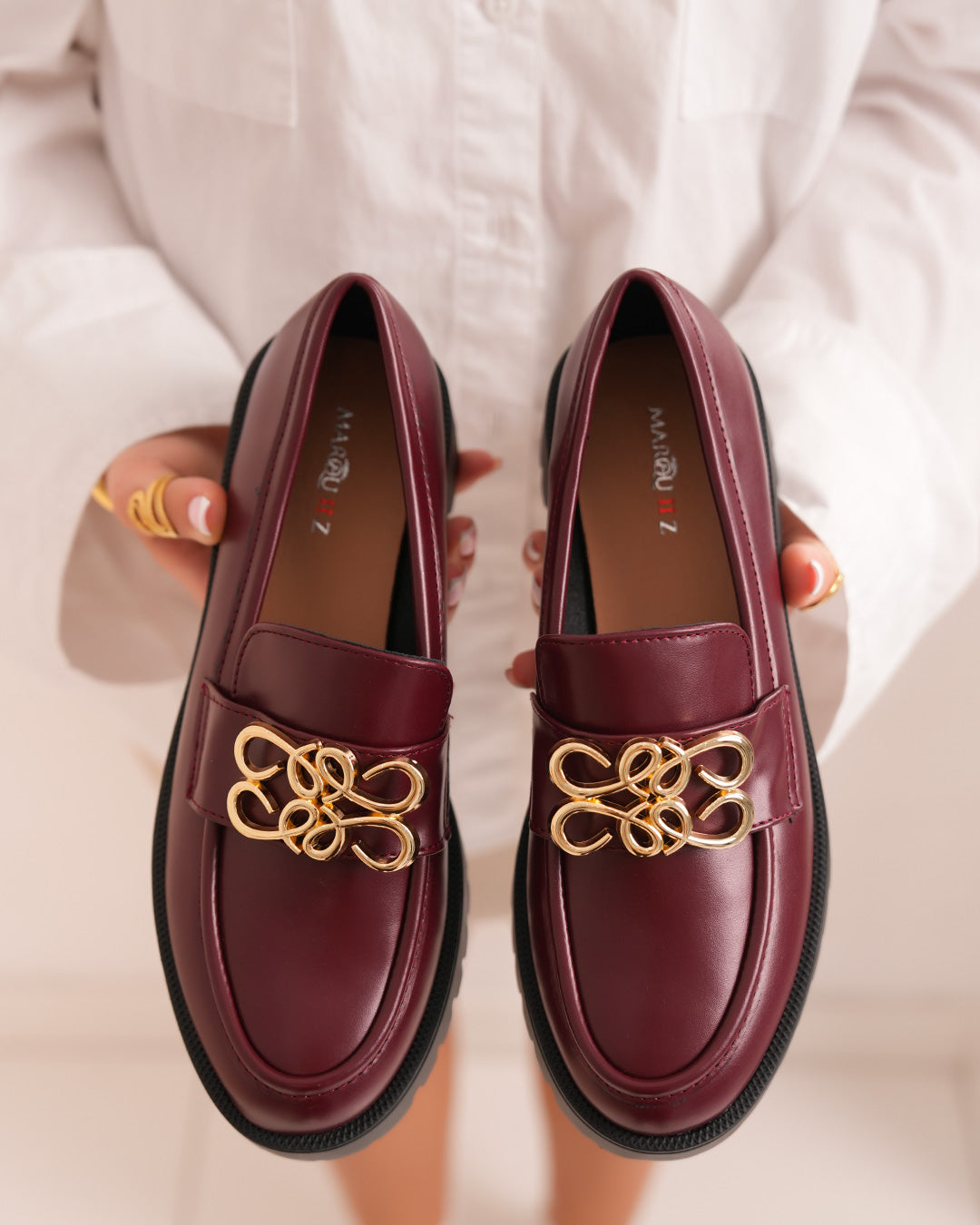 Mocassins femme bordeaux avec détail doré et semelle crantée