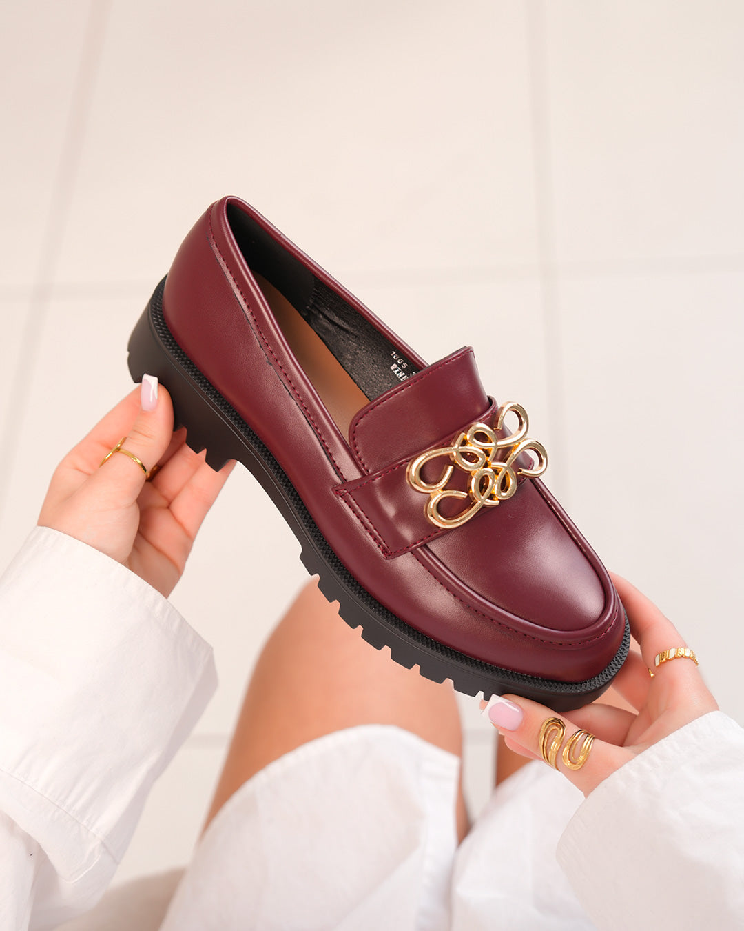 Mocassins femme bordeaux avec détail doré et semelle crantée