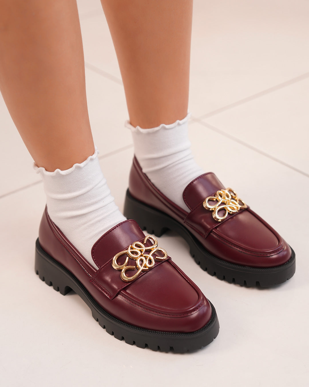 Mocassins femme bordeaux avec détail doré et semelle crantée