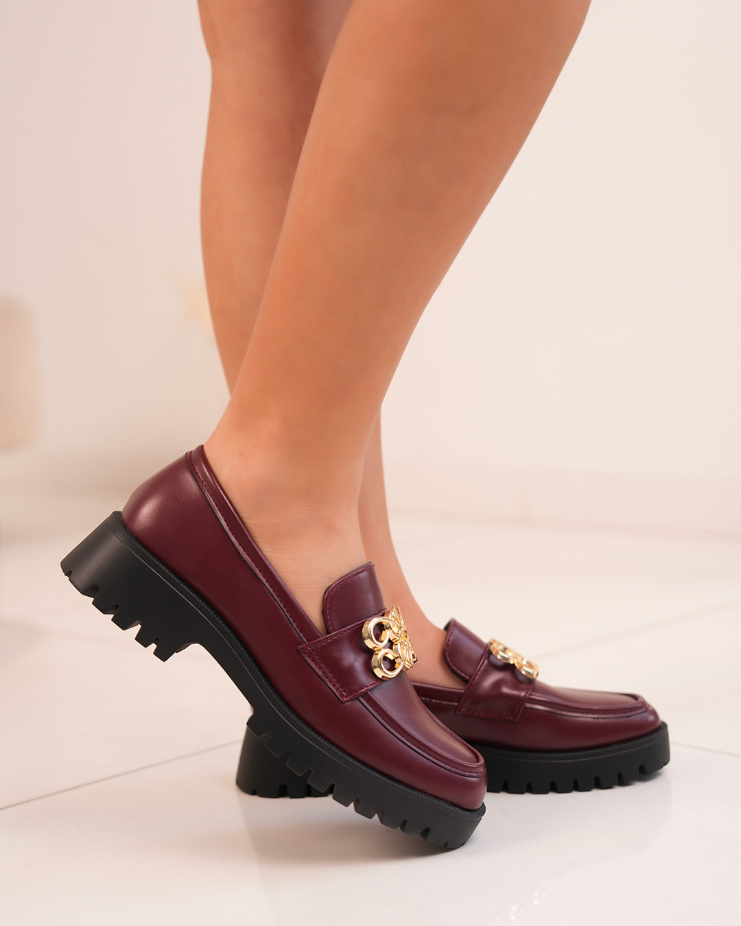 Mocassins femme bordeaux avec détail doré et semelle crantée