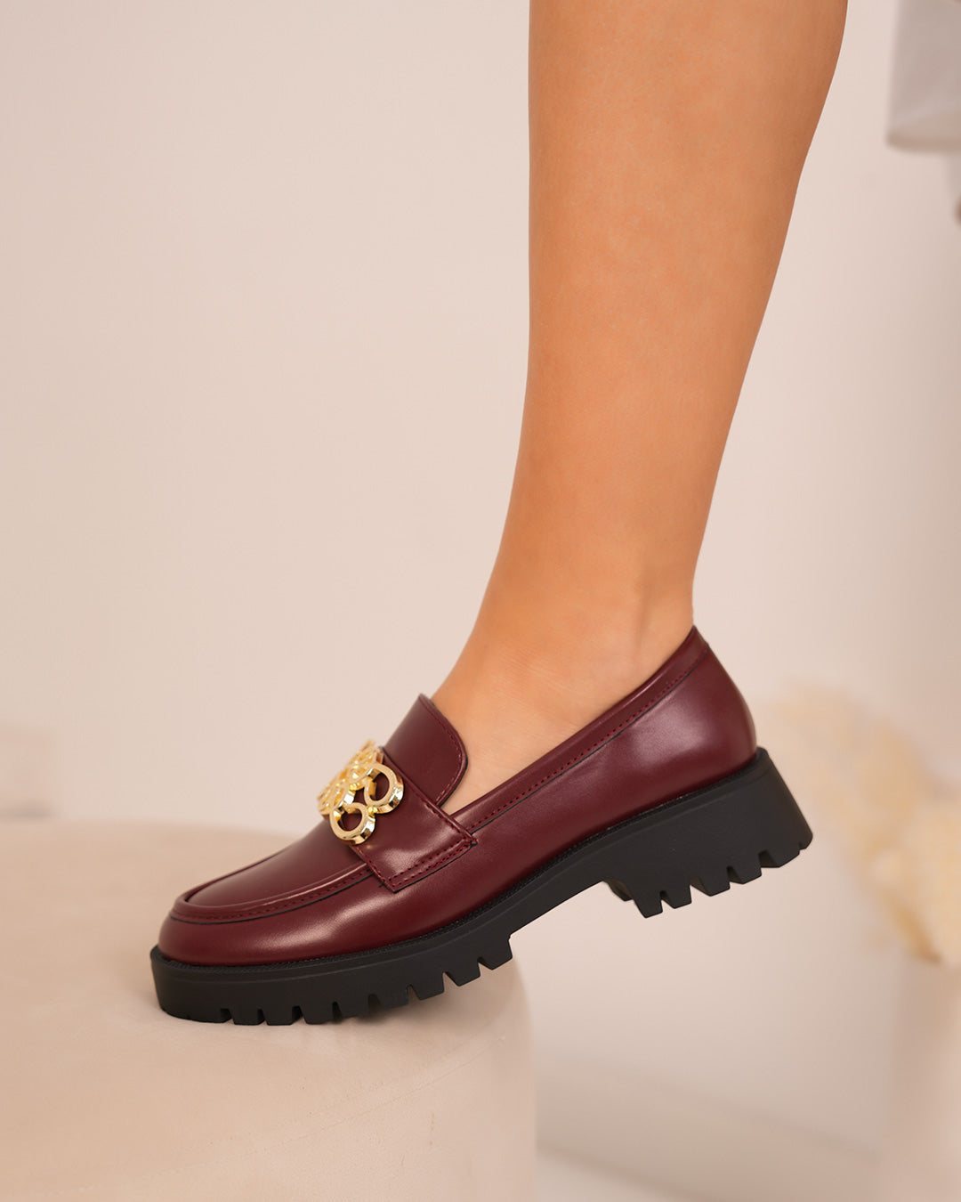 Mocassins femme bordeaux avec détail doré et semelle crantée