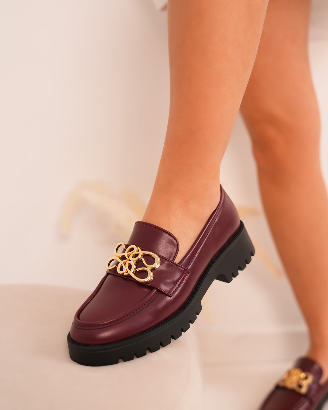Mocassins femme bordeaux avec détail doré et semelle crantée