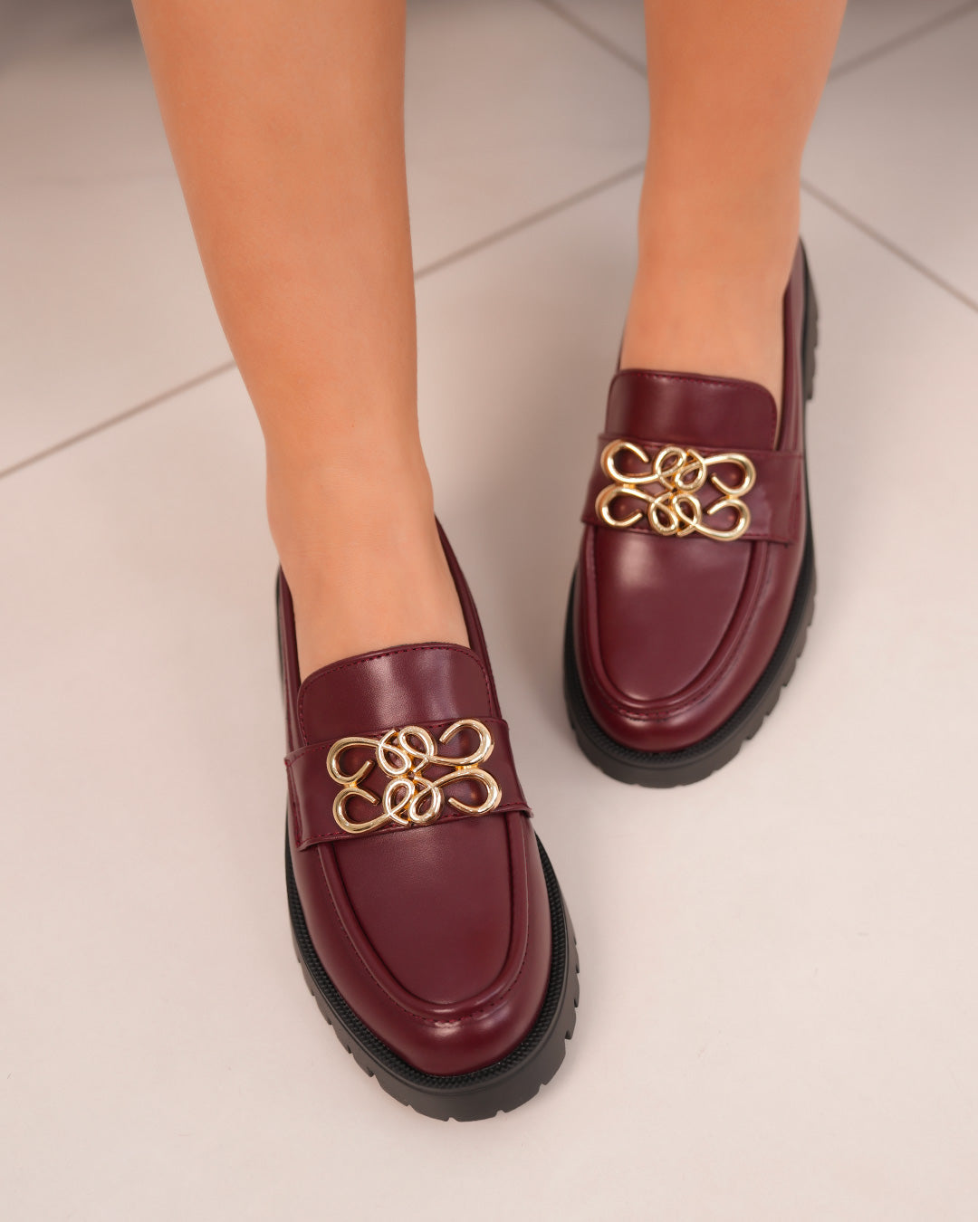 Mocassins femme bordeaux avec détail doré et semelle crantée