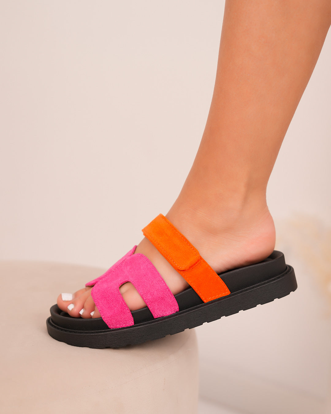 Mules femme noires avec brides H rose fuchsia et scratch orange