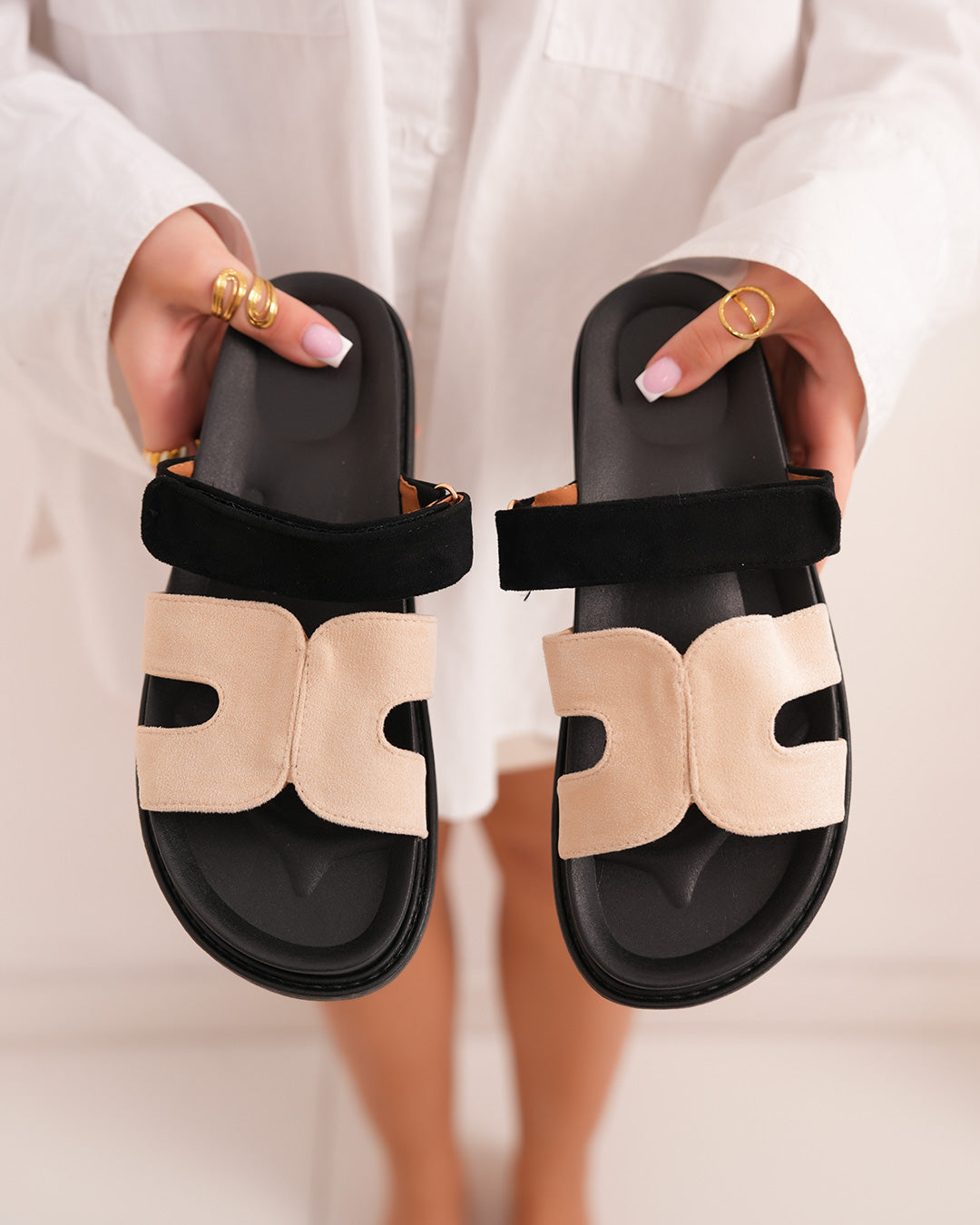 Mules femme beiges et noires avec brides H et scratch