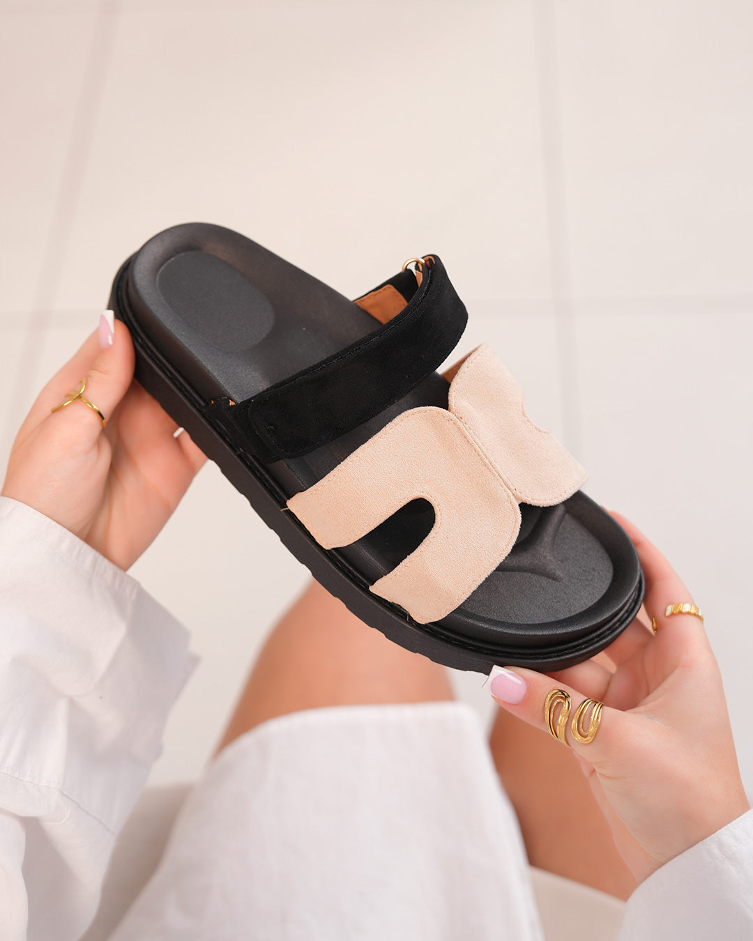 Mules femme beiges et noires avec brides H et scratch